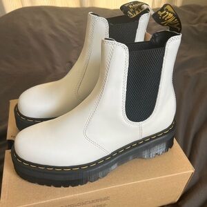 NWT! Dr. Marten White Leather Platform Chelsea 2976 Quad. Boots. Women’s sz 10